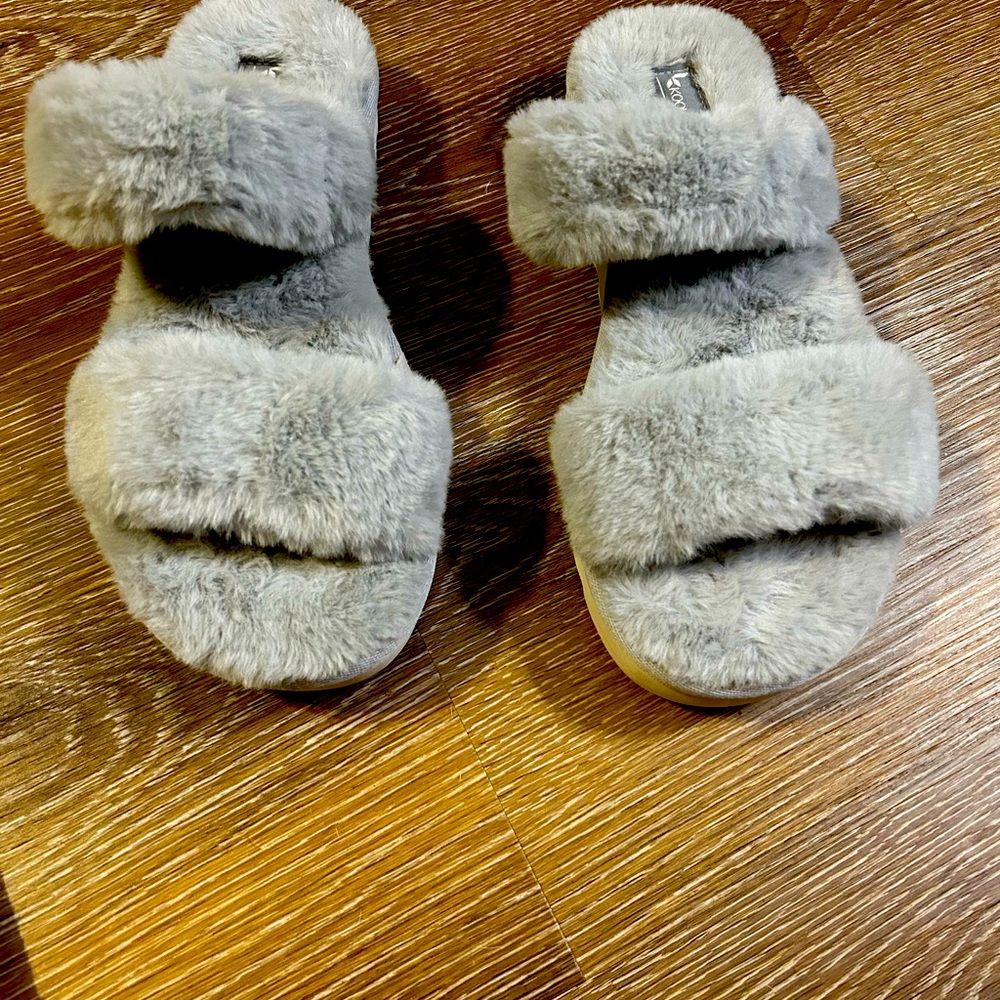 Koolaburra by UGG  feux fur platform slippers